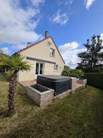 A environ 2h de la région parisienne, à 20 minutes de l'Aigle et de sa gare reliant Paris-Granville , et à 5 minutes de Ste Gauburge ste Colombe, dans un bourg offrant commodités et école, je vous propose ce charmant pavillon familial offrant de belles prestations. Il se compose au rez de chaussée d'une cuisine aménagée et équipée , d'un salon séjour spacieux et lumineux  avec possibilité d'y ajouter un poêle à bois , une salle de bain avec douche , un Wc séparé. Un couloir distribue deux chambres , un dressing et un bureau . A l'étage vous trouverez deux chambres mansardées , une salle de bain avec baignoire et WC ainsi qu'une pièce spacieuse pouvant faire office de salle de jeu. Pour compléter ces prestations vous bénéficierez d'un sous sol total avec une partie cave , garage et atelier . En extérieur vous tomberez sous le charme du jardin d'environ 700m2 aménagé avec goût et de sa terrasse avec store banne manuel et jacuzzi . Si vous êtes d'un bien de qualité proposant le caractère urbain et à la fois bucolique , cette maison est faite pour vous. 
Assainissement collectif , Chauffage au fioul , Electricité ok .
A VISITER ABSOLUMENT , PRODUIT RARE SUR LE MARCHE