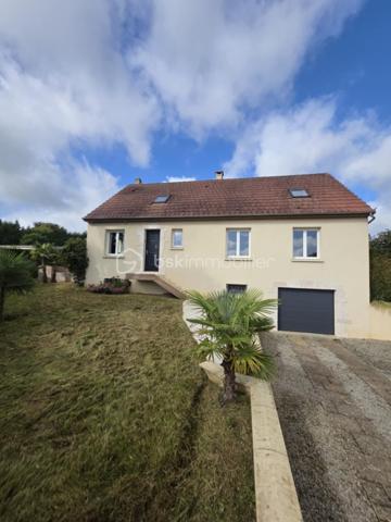 A environ 2h de la région parisienne, à 20 minutes de l'Aigle et de sa gare reliant Paris-Granville , et à 5 minutes de Ste Gauburge ste Colombe, dans un bourg offrant commodités et école, je vous propose ce charmant pavillon familial offrant de belles prestations. Il se compose au rez de chaussée d'une cuisine aménagée et équipée , d'un salon séjour spacieux et lumineux  avec possibilité d'y ajouter un poêle à bois , une salle de bain avec douche , un Wc séparé. Un couloir distribue deux chambres , un dressing et un bureau . A l'étage vous trouverez deux chambres mansardées , une salle de bain avec baignoire et WC ainsi qu'une pièce spacieuse pouvant faire office de salle de jeu. Pour compléter ces prestations vous bénéficierez d'un sous sol total avec une partie cave , garage et atelier . En extérieur vous tomberez sous le charme du jardin d'environ 700m2 aménagé avec goût et de sa terrasse avec store banne manuel et jacuzzi . Si vous êtes d'un bien de qualité proposant le caractère urbain et à la fois bucolique , cette maison est faite pour vous. 
Assainissement collectif , Chauffage au fioul , Electricité ok .
A VISITER ABSOLUMENT , PRODUIT RARE SUR LE MARCHE