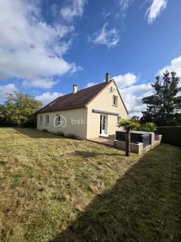 A environ 2h de la région parisienne, à 20 minutes de l'Aigle et de sa gare reliant Paris-Granville , et à 5 minutes de Ste Gauburge ste Colombe, dans un bourg offrant commodités et école, je vous propose ce charmant pavillon familial offrant de belles prestations. Il se compose au rez de chaussée d'une cuisine aménagée et équipée , d'un salon séjour spacieux et lumineux  avec possibilité d'y ajouter un poêle à bois , une salle de bain avec douche , un Wc séparé. Un couloir distribue deux chambres , un dressing et un bureau . A l'étage vous trouverez deux chambres mansardées , une salle de bain avec baignoire et WC ainsi qu'une pièce spacieuse pouvant faire office de salle de jeu. Pour compléter ces prestations vous bénéficierez d'un sous sol total avec une partie cave , garage et atelier . En extérieur vous tomberez sous le charme du jardin d'environ 700m2 aménagé avec goût et de sa terrasse avec store banne manuel et jacuzzi . Si vous êtes d'un bien de qualité proposant le caractère urbain et à la fois bucolique , cette maison est faite pour vous. 
Assainissement collectif , Chauffage au fioul , Electricité ok .
A VISITER ABSOLUMENT , PRODUIT RARE SUR LE MARCHE