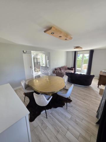 A environ 2h de la région parisienne, à 20 minutes de l'Aigle et de sa gare reliant Paris-Granville , et à 5 minutes de Ste Gauburge ste Colombe, dans un bourg offrant commodités et école, je vous propose ce charmant pavillon familial offrant de belles prestations. Il se compose au rez de chaussée d'une cuisine aménagée et équipée , d'un salon séjour spacieux et lumineux  avec possibilité d'y ajouter un poêle à bois , une salle de bain avec douche , un Wc séparé. Un couloir distribue deux chambres , un dressing et un bureau . A l'étage vous trouverez deux chambres mansardées , une salle de bain avec baignoire et WC ainsi qu'une pièce spacieuse pouvant faire office de salle de jeu. Pour compléter ces prestations vous bénéficierez d'un sous sol total avec une partie cave , garage et atelier . En extérieur vous tomberez sous le charme du jardin d'environ 700m2 aménagé avec goût et de sa terrasse avec store banne manuel et jacuzzi . Si vous êtes d'un bien de qualité proposant le caractère urbain et à la fois bucolique , cette maison est faite pour vous. 
Assainissement collectif , Chauffage au fioul , Electricité ok .
A VISITER ABSOLUMENT , PRODUIT RARE SUR LE MARCHE