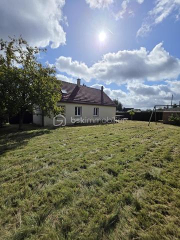A environ 2h de la région parisienne, à 20 minutes de l'Aigle et de sa gare reliant Paris-Granville , et à 5 minutes de Ste Gauburge ste Colombe, dans un bourg offrant commodités et école, je vous propose ce charmant pavillon familial offrant de belles prestations. Il se compose au rez de chaussée d'une cuisine aménagée et équipée , d'un salon séjour spacieux et lumineux  avec possibilité d'y ajouter un poêle à bois , une salle de bain avec douche , un Wc séparé. Un couloir distribue deux chambres , un dressing et un bureau . A l'étage vous trouverez deux chambres mansardées , une salle de bain avec baignoire et WC ainsi qu'une pièce spacieuse pouvant faire office de salle de jeu. Pour compléter ces prestations vous bénéficierez d'un sous sol total avec une partie cave , garage et atelier . En extérieur vous tomberez sous le charme du jardin d'environ 700m2 aménagé avec goût et de sa terrasse avec store banne manuel et jacuzzi . Si vous êtes d'un bien de qualité proposant le caractère urbain et à la fois bucolique , cette maison est faite pour vous. 
Assainissement collectif , Chauffage au fioul , Electricité ok .
A VISITER ABSOLUMENT , PRODUIT RARE SUR LE MARCHE