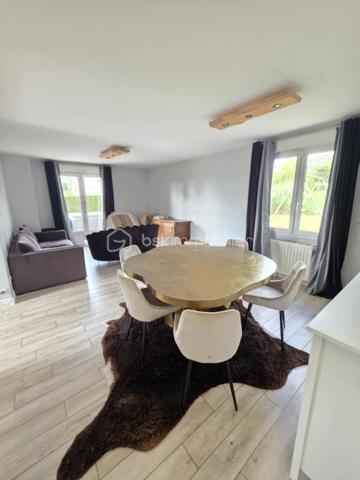 A environ 2h de la région parisienne, à 20 minutes de l'Aigle et de sa gare reliant Paris-Granville , et à 5 minutes de Ste Gauburge ste Colombe, dans un bourg offrant commodités et école, je vous propose ce charmant pavillon familial offrant de belles prestations. Il se compose au rez de chaussée d'une cuisine aménagée et équipée , d'un salon séjour spacieux et lumineux  avec possibilité d'y ajouter un poêle à bois , une salle de bain avec douche , un Wc séparé. Un couloir distribue deux chambres , un dressing et un bureau . A l'étage vous trouverez deux chambres mansardées , une salle de bain avec baignoire et WC ainsi qu'une pièce spacieuse pouvant faire office de salle de jeu. Pour compléter ces prestations vous bénéficierez d'un sous sol total avec une partie cave , garage et atelier . En extérieur vous tomberez sous le charme du jardin d'environ 700m2 aménagé avec goût et de sa terrasse avec store banne manuel et jacuzzi . Si vous êtes d'un bien de qualité proposant le caractère urbain et à la fois bucolique , cette maison est faite pour vous. 
Assainissement collectif , Chauffage au fioul , Electricité ok .
A VISITER ABSOLUMENT , PRODUIT RARE SUR LE MARCHE