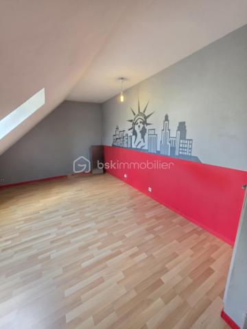 A environ 2h de la région parisienne, à 20 minutes de l'Aigle et de sa gare reliant Paris-Granville , et à 5 minutes de Ste Gauburge ste Colombe, dans un bourg offrant commodités et école, je vous propose ce charmant pavillon familial offrant de belles prestations. Il se compose au rez de chaussée d'une cuisine aménagée et équipée , d'un salon séjour spacieux et lumineux  avec possibilité d'y ajouter un poêle à bois , une salle de bain avec douche , un Wc séparé. Un couloir distribue deux chambres , un dressing et un bureau . A l'étage vous trouverez deux chambres mansardées , une salle de bain avec baignoire et WC ainsi qu'une pièce spacieuse pouvant faire office de salle de jeu. Pour compléter ces prestations vous bénéficierez d'un sous sol total avec une partie cave , garage et atelier . En extérieur vous tomberez sous le charme du jardin d'environ 700m2 aménagé avec goût et de sa terrasse avec store banne manuel et jacuzzi . Si vous êtes d'un bien de qualité proposant le caractère urbain et à la fois bucolique , cette maison est faite pour vous. 
Assainissement collectif , Chauffage au fioul , Electricité ok .
A VISITER ABSOLUMENT , PRODUIT RARE SUR LE MARCHE