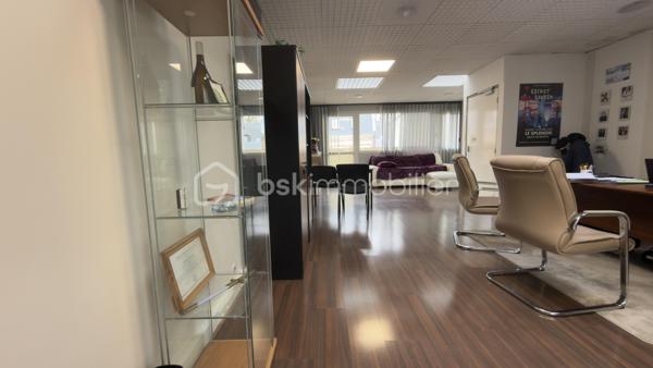 Vous recherchez un espace moderne, fonctionnel et immédiatement exploitable pour développer votre activité ?

Découvrez cet immeuble professionnel construit en 2020, offrant près de 290 m² répartis sur trois niveaux et conçu pour répondre aux besoins des entreprises, professions libérales, centres de formation, cabinets médicaux, espaces de coworking ou investisseurs à la recherche d’un actif de qualité.

Dès l’entrée, un vaste hall d’accueil de 23 m² donne une image professionnelle et valorisante à votre activité. Les différents niveaux proposent de nombreux bureaux individuels, plusieurs espaces de réunion de grande capacité ainsi qu’une cuisine et des sanitaires permettant une utilisation immédiate sans travaux.

Les atouts du bien :

* Construction récente de 2020
* Environ 290 m² exploitables
* Nombreux bureaux indépendants
* Grandes salles de réunion ou de réception
* Monte-personne / accessibilité PMR
* Chauffage gaz performant
* Aucun travaux à prévoir
* Parking privatif
* Possibilité d’accueillir plusieurs activités
* Idéal professions libérales, médicales, tertiaires ou investisseurs

Grâce à sa configuration, l’immeuble peut être utilisé par une seule entreprise ou être facilement divisé afin d’optimiser sa rentabilité locative.

Performance énergétique remarquable avec un DPE classé C.  

Une opportunité rare sur le secteur de Saint-Quentin pour installer votre activité dans un environnement moderne et valorisant ou développer un investissement patrimonial pérenne.

Prix : 379 900 € FAI.
