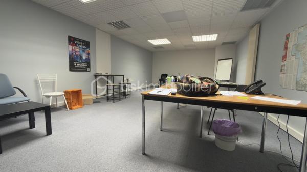 Vous recherchez un espace moderne, fonctionnel et immédiatement exploitable pour développer votre activité ?

Découvrez cet immeuble professionnel construit en 2020, offrant près de 290 m² répartis sur trois niveaux et conçu pour répondre aux besoins des entreprises, professions libérales, centres de formation, cabinets médicaux, espaces de coworking ou investisseurs à la recherche d’un actif de qualité.

Dès l’entrée, un vaste hall d’accueil de 23 m² donne une image professionnelle et valorisante à votre activité. Les différents niveaux proposent de nombreux bureaux individuels, plusieurs espaces de réunion de grande capacité ainsi qu’une cuisine et des sanitaires permettant une utilisation immédiate sans travaux.

Les atouts du bien :

* Construction récente de 2020
* Environ 290 m² exploitables
* Nombreux bureaux indépendants
* Grandes salles de réunion ou de réception
* Monte-personne / accessibilité PMR
* Chauffage gaz performant
* Aucun travaux à prévoir
* Parking privatif
* Possibilité d’accueillir plusieurs activités
* Idéal professions libérales, médicales, tertiaires ou investisseurs

Grâce à sa configuration, l’immeuble peut être utilisé par une seule entreprise ou être facilement divisé afin d’optimiser sa rentabilité locative.

Performance énergétique remarquable avec un DPE classé C.  

Une opportunité rare sur le secteur de Saint-Quentin pour installer votre activité dans un environnement moderne et valorisant ou développer un investissement patrimonial pérenne.

Prix : 379 900 € FAI.