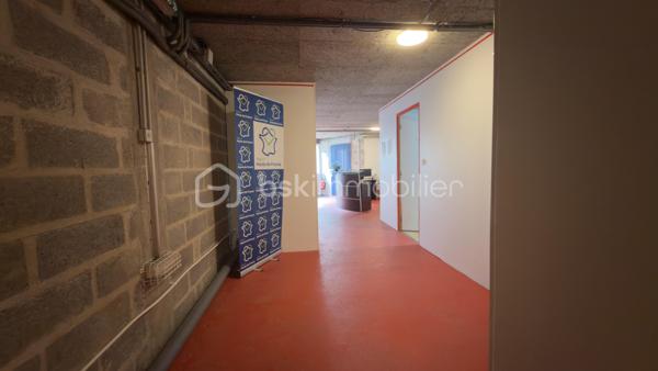Vous recherchez un espace moderne, fonctionnel et immédiatement exploitable pour développer votre activité ?

Découvrez cet immeuble professionnel construit en 2020, offrant près de 290 m² répartis sur trois niveaux et conçu pour répondre aux besoins des entreprises, professions libérales, centres de formation, cabinets médicaux, espaces de coworking ou investisseurs à la recherche d’un actif de qualité.

Dès l’entrée, un vaste hall d’accueil de 23 m² donne une image professionnelle et valorisante à votre activité. Les différents niveaux proposent de nombreux bureaux individuels, plusieurs espaces de réunion de grande capacité ainsi qu’une cuisine et des sanitaires permettant une utilisation immédiate sans travaux.

Les atouts du bien :

* Construction récente de 2020
* Environ 290 m² exploitables
* Nombreux bureaux indépendants
* Grandes salles de réunion ou de réception
* Monte-personne / accessibilité PMR
* Chauffage gaz performant
* Aucun travaux à prévoir
* Parking privatif
* Possibilité d’accueillir plusieurs activités
* Idéal professions libérales, médicales, tertiaires ou investisseurs

Grâce à sa configuration, l’immeuble peut être utilisé par une seule entreprise ou être facilement divisé afin d’optimiser sa rentabilité locative.

Performance énergétique remarquable avec un DPE classé C.  

Une opportunité rare sur le secteur de Saint-Quentin pour installer votre activité dans un environnement moderne et valorisant ou développer un investissement patrimonial pérenne.

Prix : 379 900 € FAI.