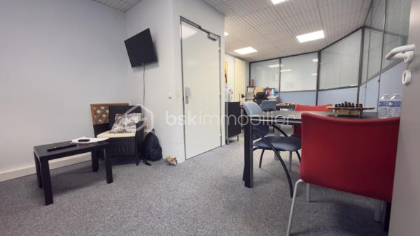 Vous recherchez un espace moderne, fonctionnel et immédiatement exploitable pour développer votre activité ?

Découvrez cet immeuble professionnel construit en 2020, offrant près de 290 m² répartis sur trois niveaux et conçu pour répondre aux besoins des entreprises, professions libérales, centres de formation, cabinets médicaux, espaces de coworking ou investisseurs à la recherche d’un actif de qualité.

Dès l’entrée, un vaste hall d’accueil de 23 m² donne une image professionnelle et valorisante à votre activité. Les différents niveaux proposent de nombreux bureaux individuels, plusieurs espaces de réunion de grande capacité ainsi qu’une cuisine et des sanitaires permettant une utilisation immédiate sans travaux.

Les atouts du bien :

* Construction récente de 2020
* Environ 290 m² exploitables
* Nombreux bureaux indépendants
* Grandes salles de réunion ou de réception
* Monte-personne / accessibilité PMR
* Chauffage gaz performant
* Aucun travaux à prévoir
* Parking privatif
* Possibilité d’accueillir plusieurs activités
* Idéal professions libérales, médicales, tertiaires ou investisseurs

Grâce à sa configuration, l’immeuble peut être utilisé par une seule entreprise ou être facilement divisé afin d’optimiser sa rentabilité locative.

Performance énergétique remarquable avec un DPE classé C.  

Une opportunité rare sur le secteur de Saint-Quentin pour installer votre activité dans un environnement moderne et valorisant ou développer un investissement patrimonial pérenne.

Prix : 379 900 € FAI.