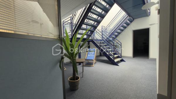 Vous recherchez un espace moderne, fonctionnel et immédiatement exploitable pour développer votre activité ?

Découvrez cet immeuble professionnel construit en 2020, offrant près de 290 m² répartis sur trois niveaux et conçu pour répondre aux besoins des entreprises, professions libérales, centres de formation, cabinets médicaux, espaces de coworking ou investisseurs à la recherche d’un actif de qualité.

Dès l’entrée, un vaste hall d’accueil de 23 m² donne une image professionnelle et valorisante à votre activité. Les différents niveaux proposent de nombreux bureaux individuels, plusieurs espaces de réunion de grande capacité ainsi qu’une cuisine et des sanitaires permettant une utilisation immédiate sans travaux.

Les atouts du bien :

* Construction récente de 2020
* Environ 290 m² exploitables
* Nombreux bureaux indépendants
* Grandes salles de réunion ou de réception
* Monte-personne / accessibilité PMR
* Chauffage gaz performant
* Aucun travaux à prévoir
* Parking privatif
* Possibilité d’accueillir plusieurs activités
* Idéal professions libérales, médicales, tertiaires ou investisseurs

Grâce à sa configuration, l’immeuble peut être utilisé par une seule entreprise ou être facilement divisé afin d’optimiser sa rentabilité locative.

Performance énergétique remarquable avec un DPE classé C.  

Une opportunité rare sur le secteur de Saint-Quentin pour installer votre activité dans un environnement moderne et valorisant ou développer un investissement patrimonial pérenne.

Prix : 379 900 € FAI.