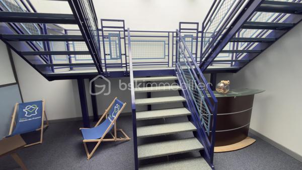 Vous recherchez un espace moderne, fonctionnel et immédiatement exploitable pour développer votre activité ?

Découvrez cet immeuble professionnel construit en 2020, offrant près de 290 m² répartis sur trois niveaux et conçu pour répondre aux besoins des entreprises, professions libérales, centres de formation, cabinets médicaux, espaces de coworking ou investisseurs à la recherche d’un actif de qualité.

Dès l’entrée, un vaste hall d’accueil de 23 m² donne une image professionnelle et valorisante à votre activité. Les différents niveaux proposent de nombreux bureaux individuels, plusieurs espaces de réunion de grande capacité ainsi qu’une cuisine et des sanitaires permettant une utilisation immédiate sans travaux.

Les atouts du bien :

* Construction récente de 2020
* Environ 290 m² exploitables
* Nombreux bureaux indépendants
* Grandes salles de réunion ou de réception
* Monte-personne / accessibilité PMR
* Chauffage gaz performant
* Aucun travaux à prévoir
* Parking privatif
* Possibilité d’accueillir plusieurs activités
* Idéal professions libérales, médicales, tertiaires ou investisseurs

Grâce à sa configuration, l’immeuble peut être utilisé par une seule entreprise ou être facilement divisé afin d’optimiser sa rentabilité locative.

Performance énergétique remarquable avec un DPE classé C.  

Une opportunité rare sur le secteur de Saint-Quentin pour installer votre activité dans un environnement moderne et valorisant ou développer un investissement patrimonial pérenne.

Prix : 379 900 € FAI.