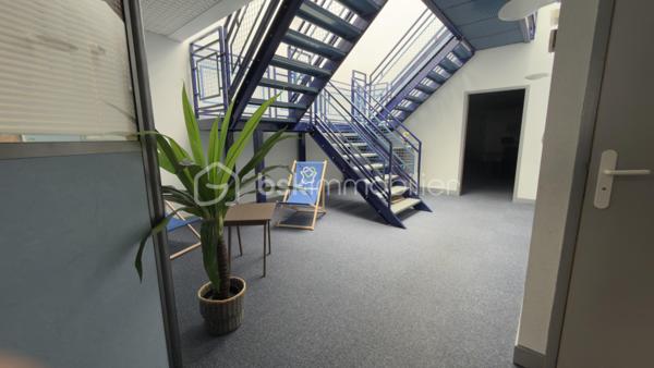 Vous recherchez un espace moderne, fonctionnel et immédiatement exploitable pour développer votre activité ?

Découvrez cet immeuble professionnel construit en 2020, offrant près de 290 m² répartis sur trois niveaux et conçu pour répondre aux besoins des entreprises, professions libérales, centres de formation, cabinets médicaux, espaces de coworking ou investisseurs à la recherche d’un actif de qualité.

Dès l’entrée, un vaste hall d’accueil de 23 m² donne une image professionnelle et valorisante à votre activité. Les différents niveaux proposent de nombreux bureaux individuels, plusieurs espaces de réunion de grande capacité ainsi qu’une cuisine et des sanitaires permettant une utilisation immédiate sans travaux.

Les atouts du bien :

* Construction récente de 2020
* Environ 290 m² exploitables
* Nombreux bureaux indépendants
* Grandes salles de réunion ou de réception
* Monte-personne / accessibilité PMR
* Chauffage gaz performant
* Aucun travaux à prévoir
* Parking privatif
* Possibilité d’accueillir plusieurs activités
* Idéal professions libérales, médicales, tertiaires ou investisseurs

Grâce à sa configuration, l’immeuble peut être utilisé par une seule entreprise ou être facilement divisé afin d’optimiser sa rentabilité locative.

Performance énergétique remarquable avec un DPE classé C.  

Une opportunité rare sur le secteur de Saint-Quentin pour installer votre activité dans un environnement moderne et valorisant ou développer un investissement patrimonial pérenne.

Prix : 379 900 € FAI.