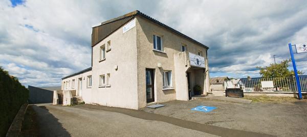 Local Commercial
         17 pièces
        - 432 m² Exclusivité 230 000 € *