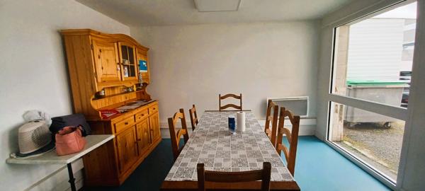Local Commercial
         17 pièces
        - 432 m² Exclusivité 230 000 € *