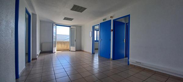 Local Commercial
         17 pièces
        - 432 m² Exclusivité 230 000 € *