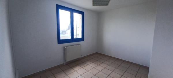 Local Commercial
         17 pièces
        - 432 m² Exclusivité 230 000 € *