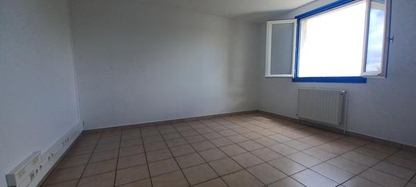 Local Commercial
         17 pièces
        - 432 m² Exclusivité 230 000 € *