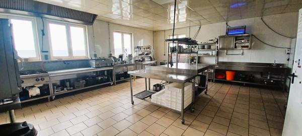 Local Commercial
         17 pièces
        - 432 m² Exclusivité 230 000 € *