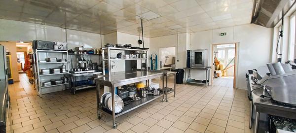 Local Commercial
         17 pièces
        - 432 m² Exclusivité 230 000 € *