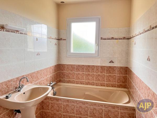 Location maison Plumelec : 985 € - AJP Immobilier Plumelec