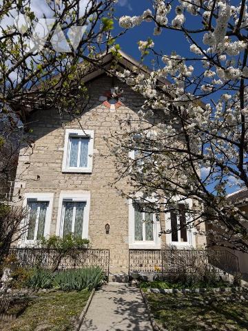 À découvrir sur la commune de Culoz

Cette maison traditionnelle élevée sur trois niveaux, im...