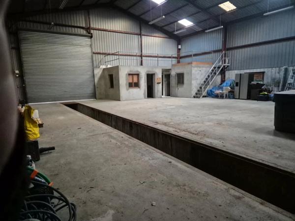 Vente                                                      Local industriel
                        
                                         300 m2                     à Malemort