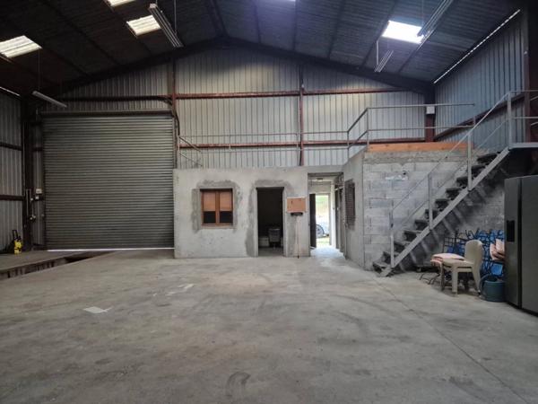 Vente                                                      Local industriel
                        
                                         300 m2                     à Malemort