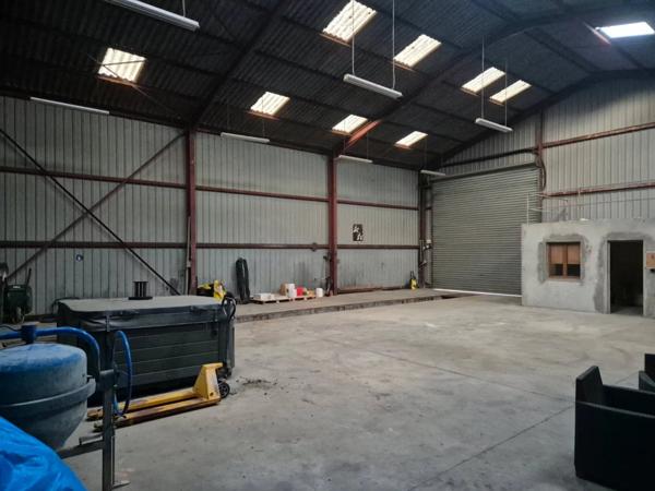 Vente                                                      Local industriel
                        
                                         300 m2                     à Malemort