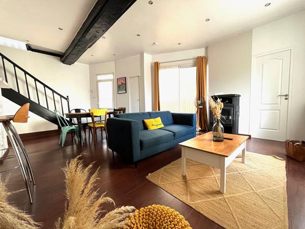 EXCLUSIF -MAISON LAVAL RIVE DROITE - 2 chambres + mezzanine. COUR