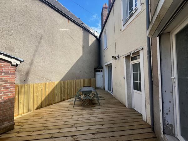 EXCLUSIF -MAISON LAVAL RIVE DROITE - 2 chambres + mezzanine. COUR