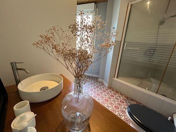 EXCLUSIF -MAISON LAVAL RIVE DROITE - 2 chambres + mezzanine. COUR