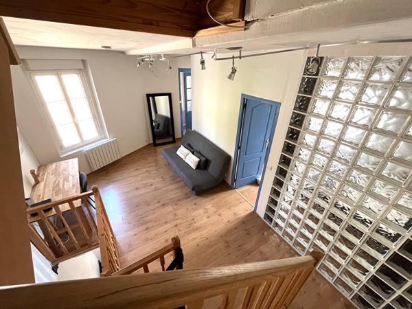 EXCLUSIF -MAISON LAVAL RIVE DROITE - 2 chambres + mezzanine. COUR