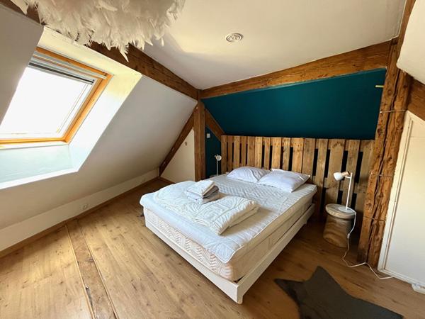 EXCLUSIF -MAISON LAVAL RIVE DROITE - 2 chambres + mezzanine. COUR