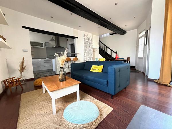 EXCLUSIF -MAISON LAVAL RIVE DROITE - 2 chambres + mezzanine. COUR