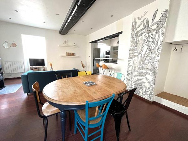 EXCLUSIF -MAISON LAVAL RIVE DROITE - 2 chambres + mezzanine. COUR