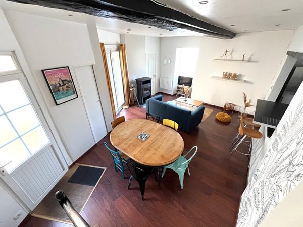 EXCLUSIF -MAISON LAVAL RIVE DROITE - 2 chambres + mezzanine. COUR