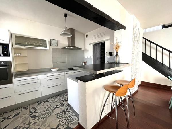 EXCLUSIF -MAISON LAVAL RIVE DROITE - 2 chambres + mezzanine. COUR