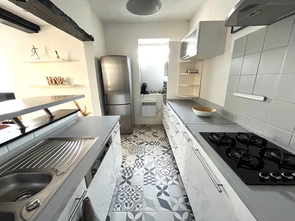 EXCLUSIF -MAISON LAVAL RIVE DROITE - 2 chambres + mezzanine. COUR