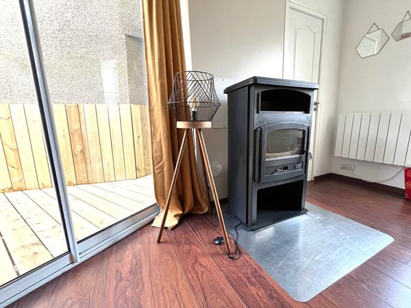 EXCLUSIF -MAISON LAVAL RIVE DROITE - 2 chambres + mezzanine. COUR