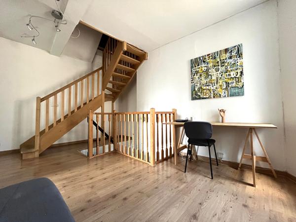 EXCLUSIF -MAISON LAVAL RIVE DROITE - 2 chambres + mezzanine. COUR