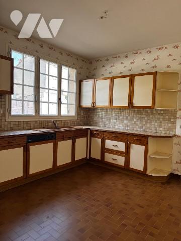 Maison de plain-pied avec garages en centre ville