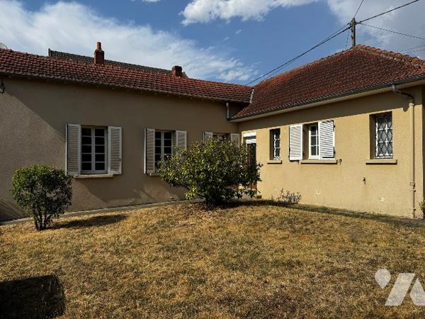 Maison de plain-pied avec garages en centre ville
