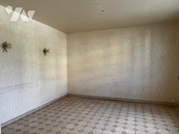 Maison de plain-pied avec garages en centre ville