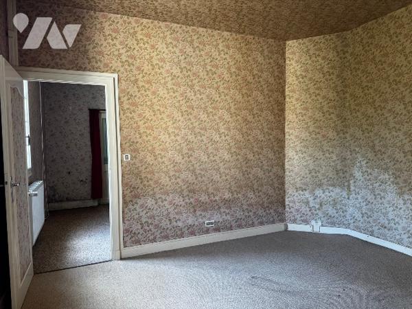 Maison de plain-pied avec garages en centre ville