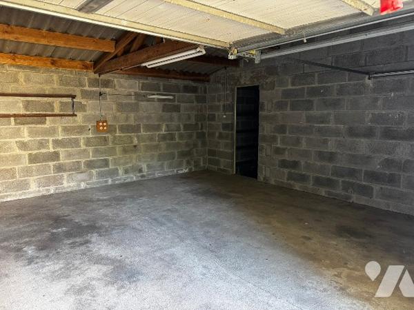 Maison de plain-pied avec garages en centre ville