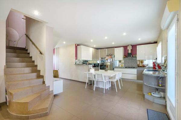 Vente                                                      Maison
                        
                     6 pièces                      170 m2                     à Villeurbanne