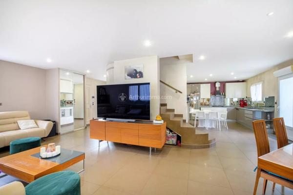 Vente                                                      Maison
                        
                     6 pièces                      170 m2                     à Villeurbanne