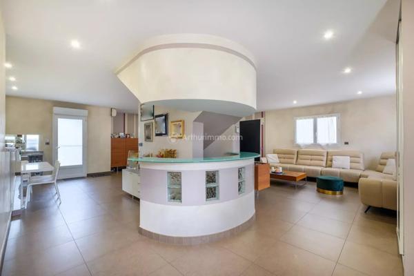 Vente                                                      Maison
                        
                     6 pièces                      170 m2                     à Villeurbanne