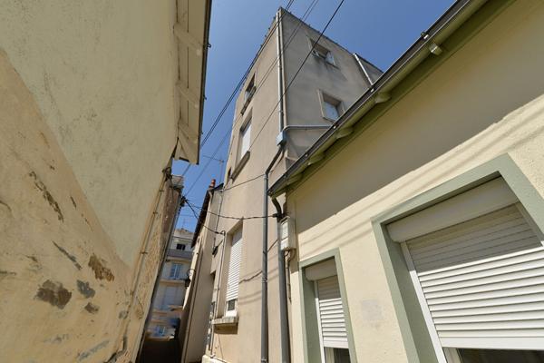 49000 ANGERS IMMEUBLE AVEC 3 STUDIOS LOUES / SECTEUR CHU