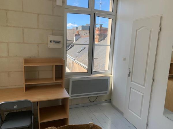 49000 ANGERS IMMEUBLE AVEC 3 STUDIOS LOUES / SECTEUR CHU