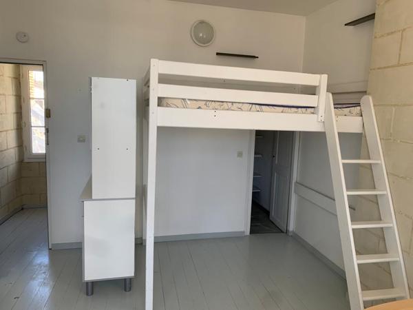 49000 ANGERS IMMEUBLE AVEC 3 STUDIOS LOUES / SECTEUR CHU