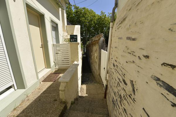 49000 ANGERS IMMEUBLE AVEC 3 STUDIOS LOUES / SECTEUR CHU